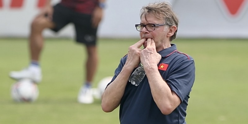 HLV Philippe Troussier nổi nóng tại các buổi tập