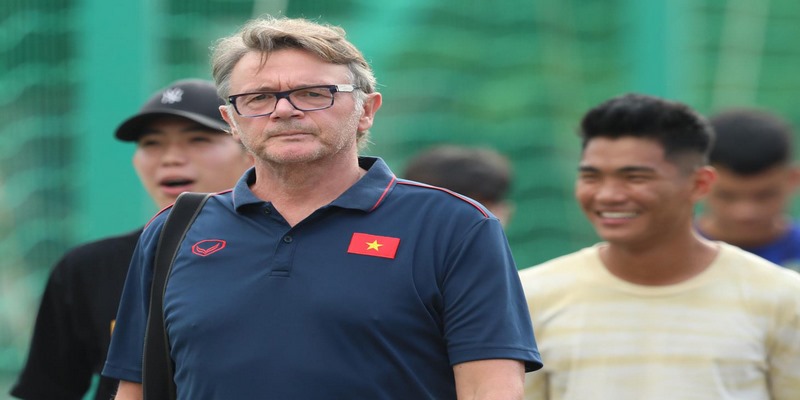 HLV Philippe Troussier phát biểu về trận thua với Nhật Bản