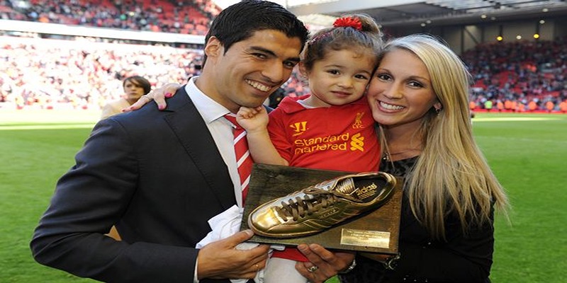 Sofia Balbi và Luis Suarez hạnh phúc bên con gái 