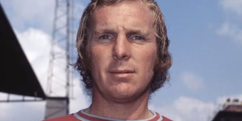 Bobby Moore phát triển sự nghiệp bóng đá từ sớm