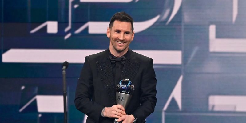 Messi trốn con dẫn vợ đi nhận giải The Best